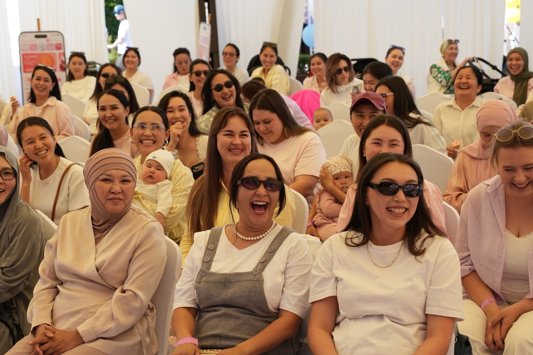 Полный зал мам и будущих мам на весеннем Mama Fest в Бишкеке